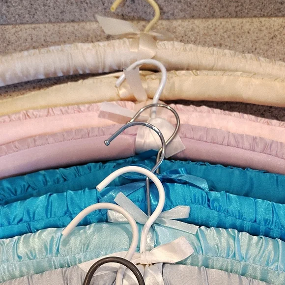 Set of Padded Satin & Floral Hangers - Assorted Pastel Colors - Picture 4 of 4